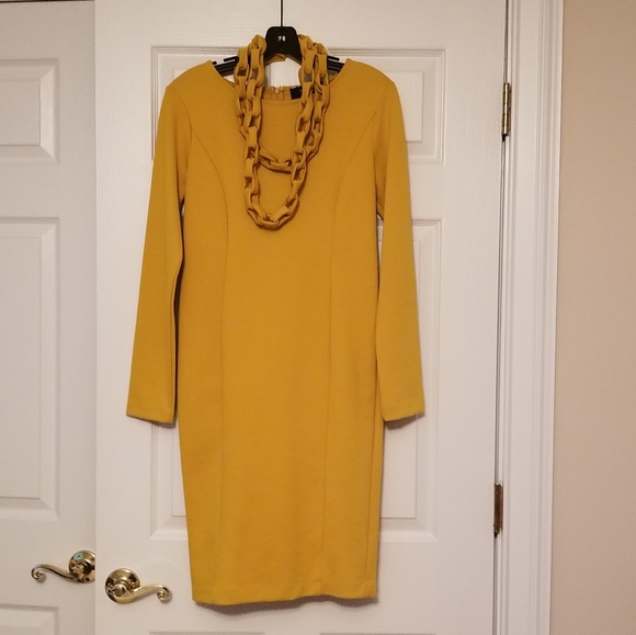 Kris Jenner Dresses & Skirts - Kris Jenner dress with unique cloth chain necklace